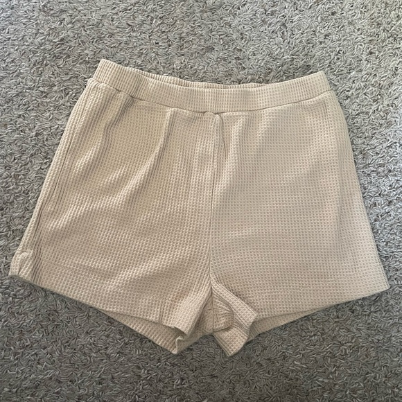 O'Neill Cream Athletic Shorts with High-Waisted Fit and Tailored Appearance - Picture 2 of 6